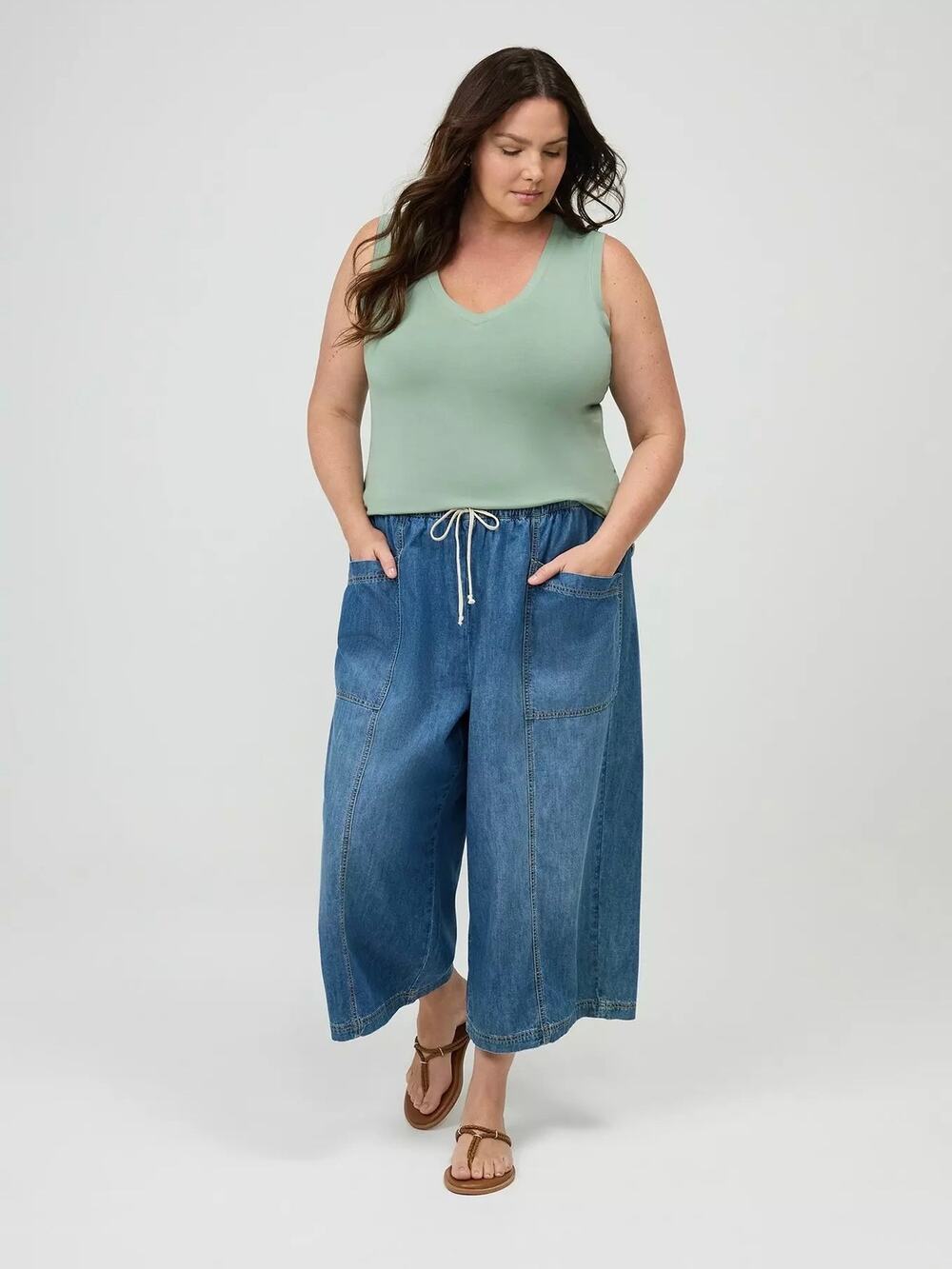 Torrid Pull On Lightweight Denim High Rise Wide Leg Cropped Jean Sz.4 NWT